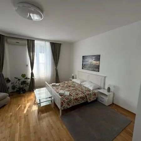 Vienna City Apartment 1