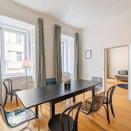 Central Apartment I Chic And Bright Accommodation