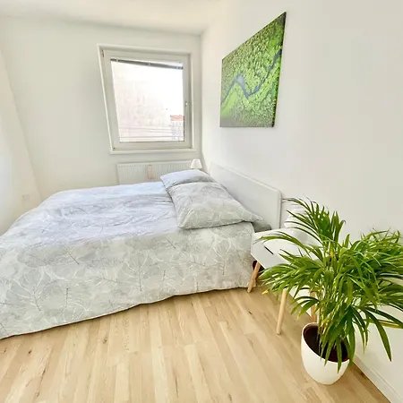 Central Large Apartment With Balcony