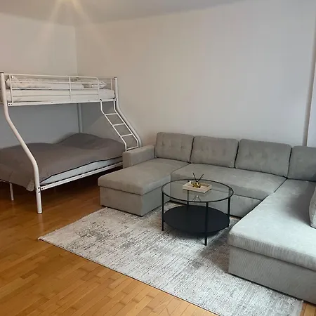 Cozy 2-Bedroom Retreat Near Subway And City Center
