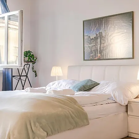 Private Rooms In Shared Apt At Central Location For Longstays