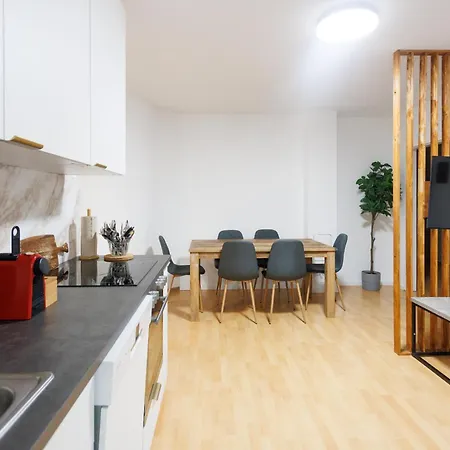Cozy Family & Group Apartment - 15 Min To Center