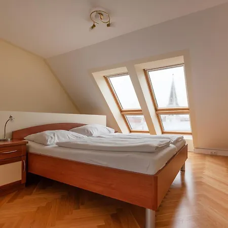Ruheoase Im Dachgeschoss Mit Klimaanlage, Nur 10 Minuten Ins Zentrum