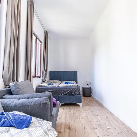 Comfy Rooms In Shared Villa With Terrace And Garden