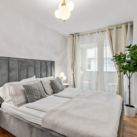 Balkon I Parkplatz I 5 Minuten Zum Einkaufszentrum I Schnelles Wlan
