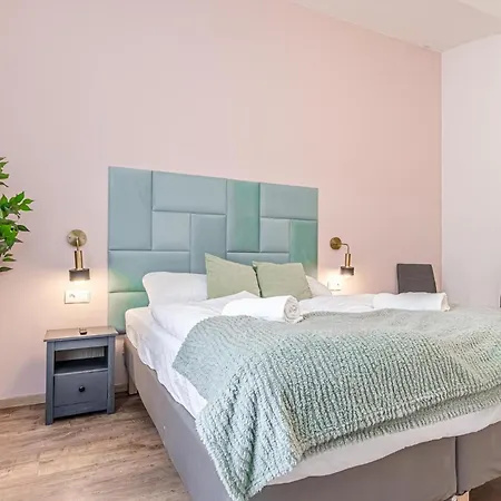 Queen Bed Central Barrier-Free Studio With Kitchen