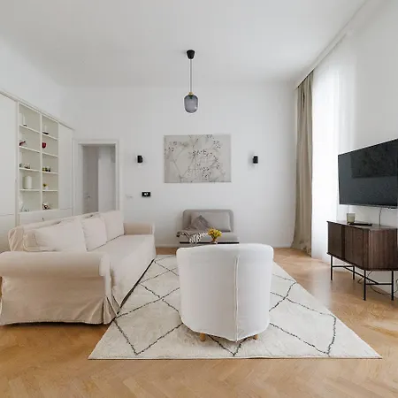 Ultra Spacious 3-Bedroom 3-Bath Steps From Vienna'S Historic Heart