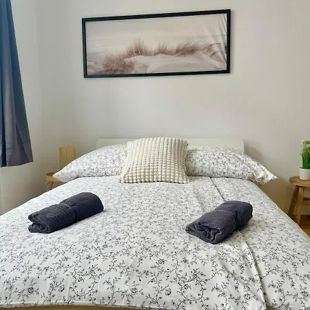 Stylish & Renovated Apartment With Free Parking