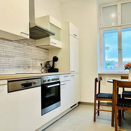 Cosy Long Term Apartment With Free Parking