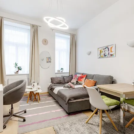 Chic Parisienne A Vienne - French Flair In The Heart Of Vienna Apartment