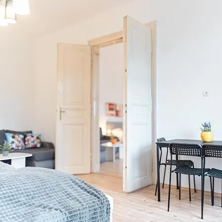 Affordable 2 Apts For 16P 4Br Great For Families