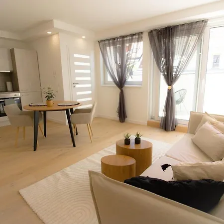 Cozy Central Apartment With Wooden Accents & Terrace L Jos16