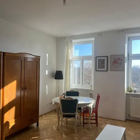 Beautiful Flat Overlooking A Great Park