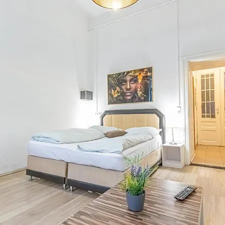Chic Apartment- Suitable For Longstays Near Matzleinsforferplatz