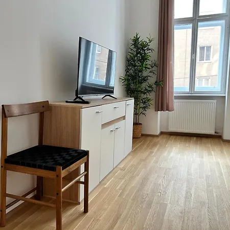 Sunny & Calm Long Term Apartment - Free Parking
