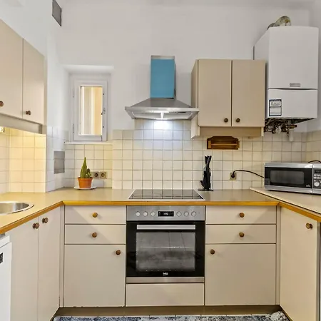 Central 4-Br-Apartment For Up To 12 People