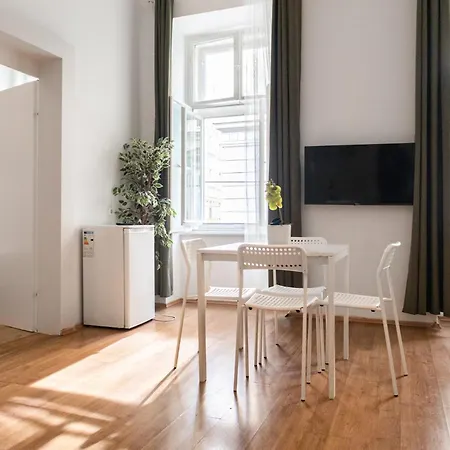 Comfortable 2Br Apt Central And Well Connected