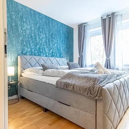 Nice 1Br & 1Lr Apt With Balcony, 9Min To City Center