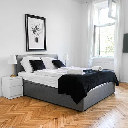 Prime Location Chic Apt, Near Akh Hospital