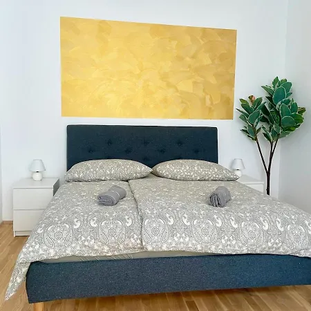 Sunny Central 70 M2 Long Term Apartment With Free Parking