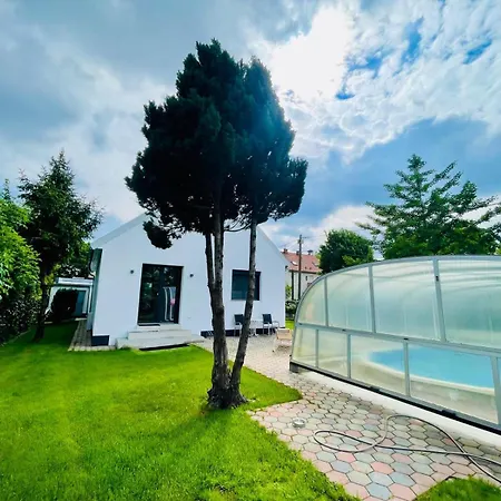 Villa In Vienna In Perfect Situaton Near Vic And Donau Park With Pool And Private Garden Sleeps 4 With 2 Bedrooms, Kitchen And Livingroom And Bath And Private Parking