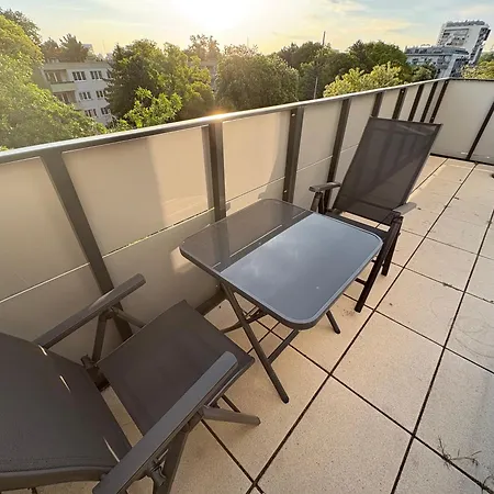 Rooftop Modern Apartment With Free Parking