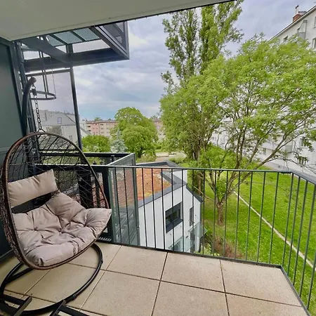 Modern Danube Apartment With Balcony & Free Parking