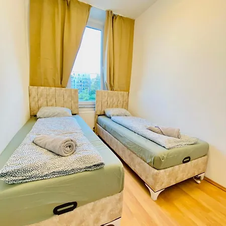 Comfortable 5Br Shared Apt Well Connected Location