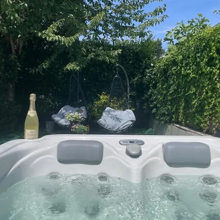 City And Wellness Oase, House Floor, Garden, Jacuzzi, Small Breakfast, Close To U1 Station
