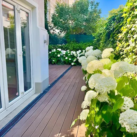 Luxury Apartment Garden In Classy Area