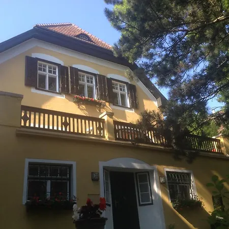 Exquisites Gartenapartment In Eleganter Jugendstilvilla