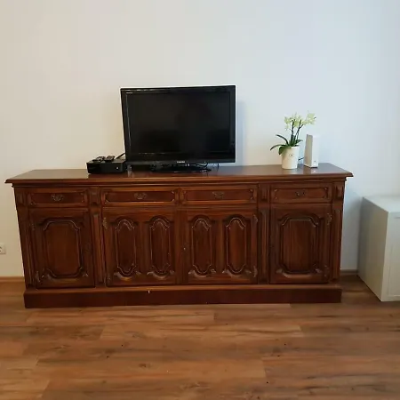 Excellent 2 Bed Apartment 12 Mins From Center