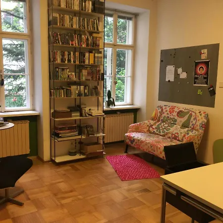 Grune Hinterhofoase Mitten Im Neunten Apartment