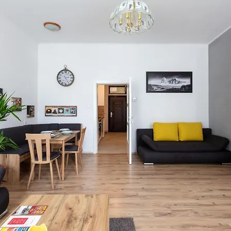 Sunny Renovated Apartment Close To Downtown