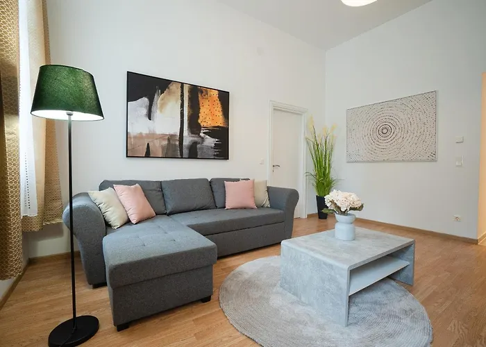 Apartment In The Central Area. 5 Minute'S Walk To The Danube.