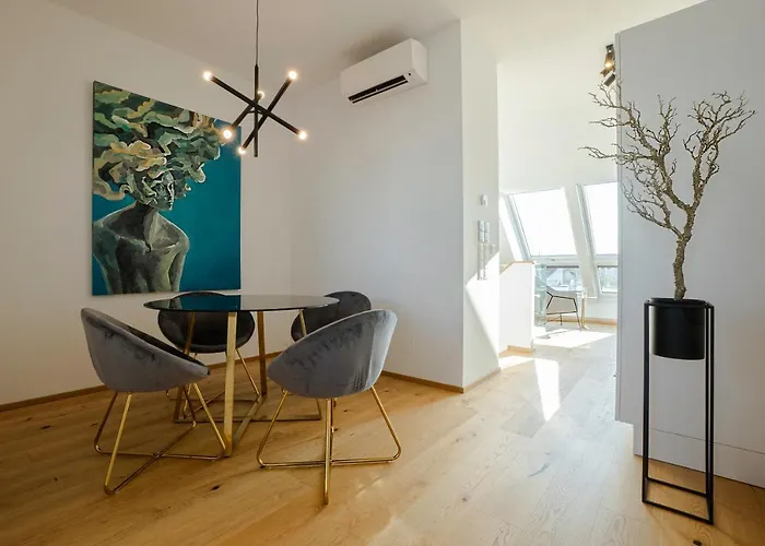Orestaliving - Penthouse With Designer Renovation