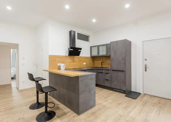 Quiet Terrace Apt, Steps To Metro