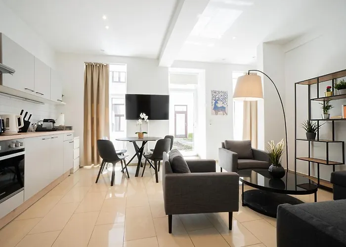 Chic Newly-Renovated Apartment Steps From Subway In Vienna'S Hernals District