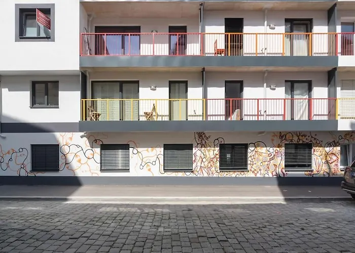 Neu Und Hell In Zentraler Ruhelage Mit Parkplatz