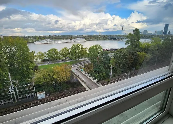Lovely Apartment For 4 On The Danube River - Free Private Parking