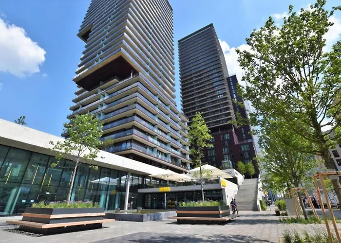 Panorama Sky Apartment I Rooftop Pool I Metro Station
