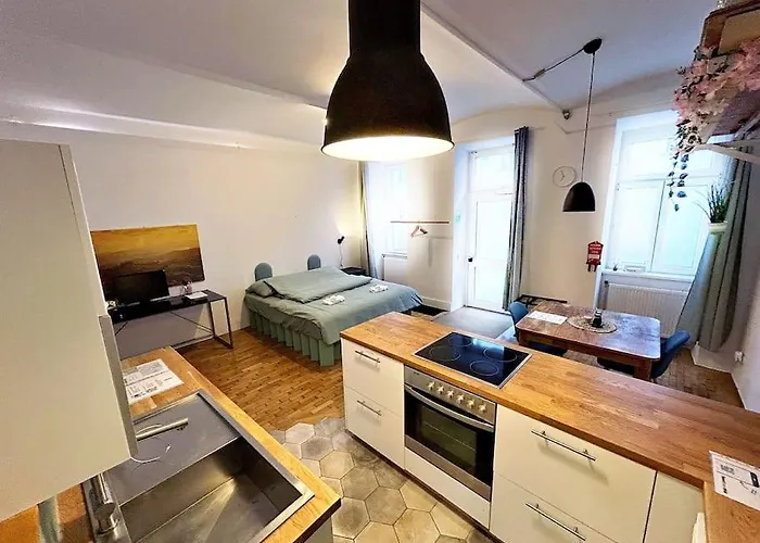 2-Bedroom Apartment With Small Courtyard - City Center