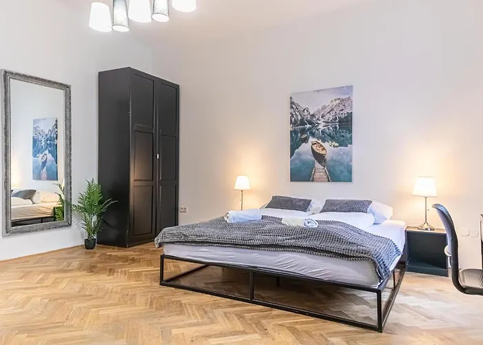 Comfortable 2Br Stay , Steps From Stadthalle