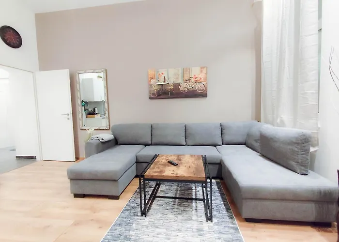 Cozy Apartments In Central Location With Free Parking