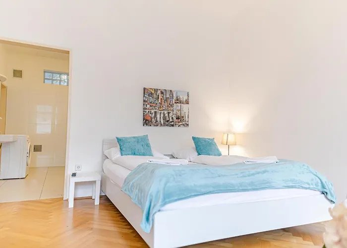 Simple 2-Bedroom Apt With King Beds & Wi-Fi