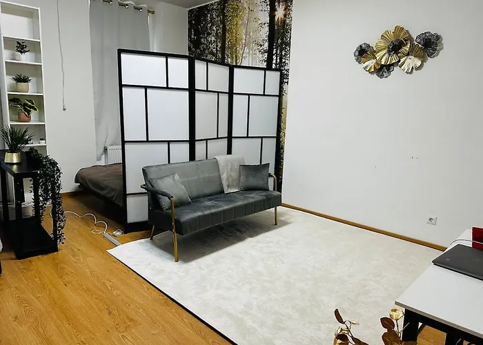 Cozy Flat Near Main Station & Center