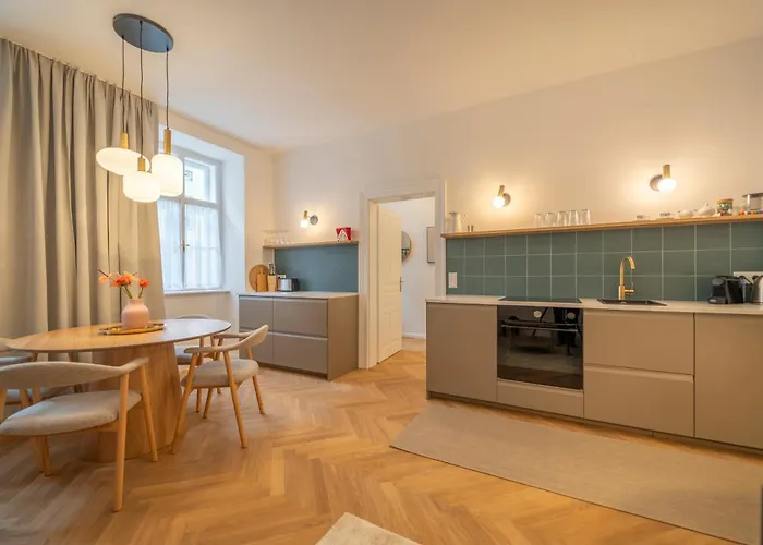 Josef'S Home I Violette