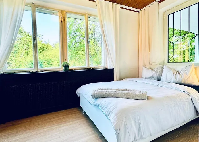 Spacious Villa With Garden Near Danube For 16 Guests