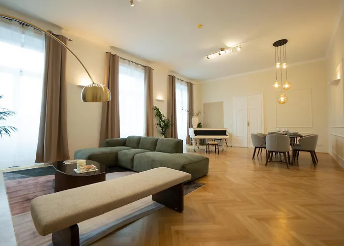 Chic 180M 3Br Apt Near Parliament, Self Check-In
