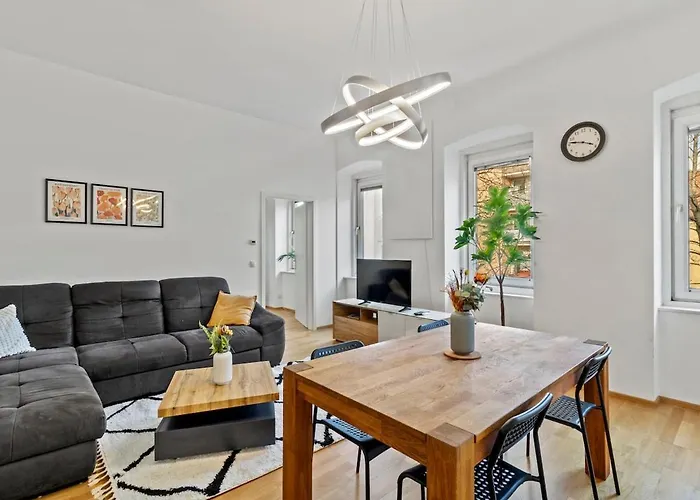 7 Min To Shopping Street I 5 Min To Train Station
